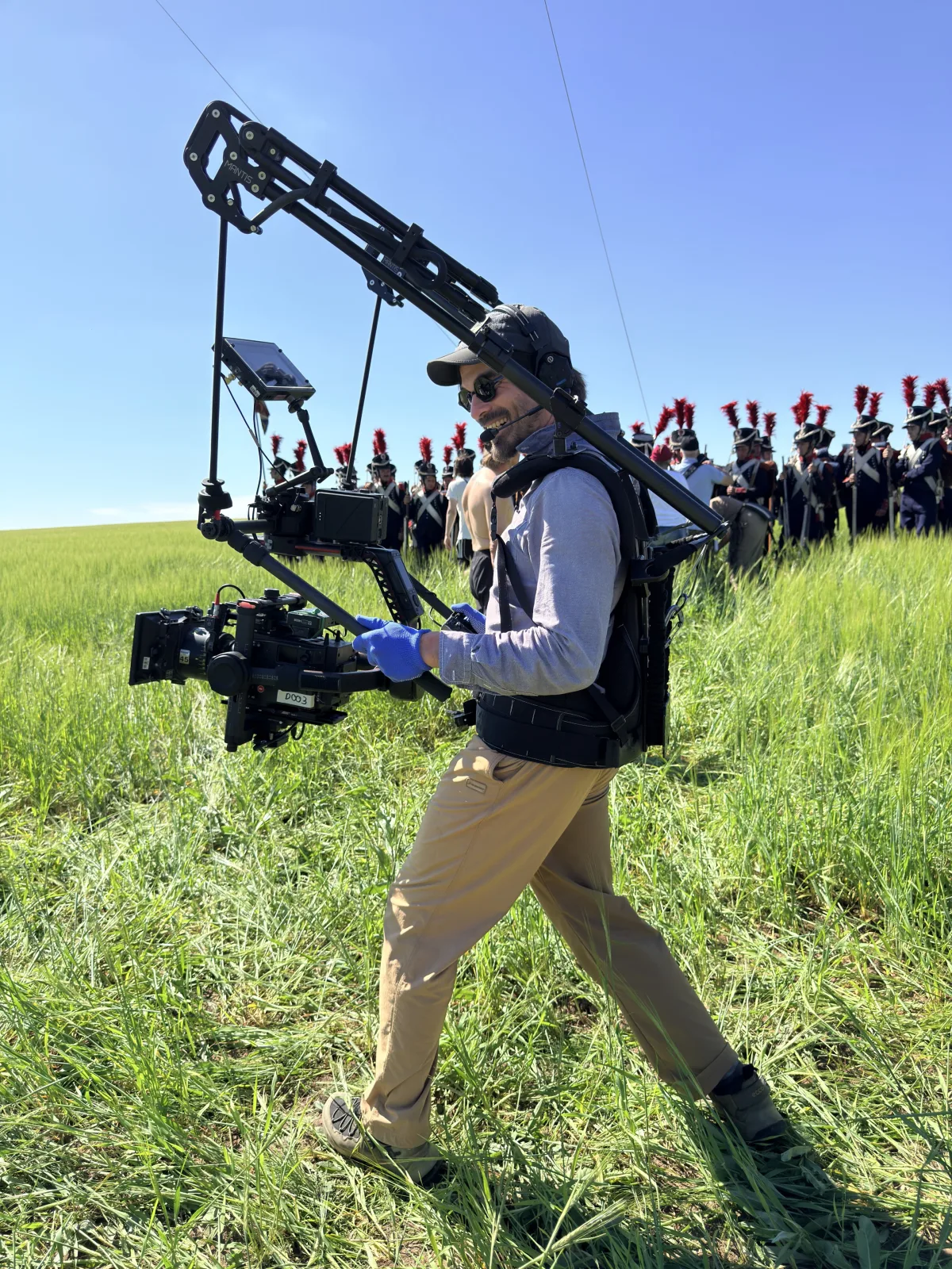 Оператор работает с Ready Rig, двумя Mantis и камерой